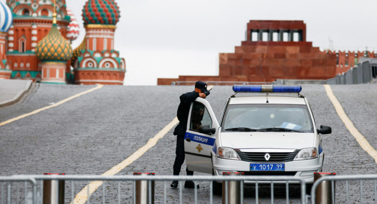 Un oficial de policía custodia la Plaza Roja cerrada en Moscú. Foto: Reuters.