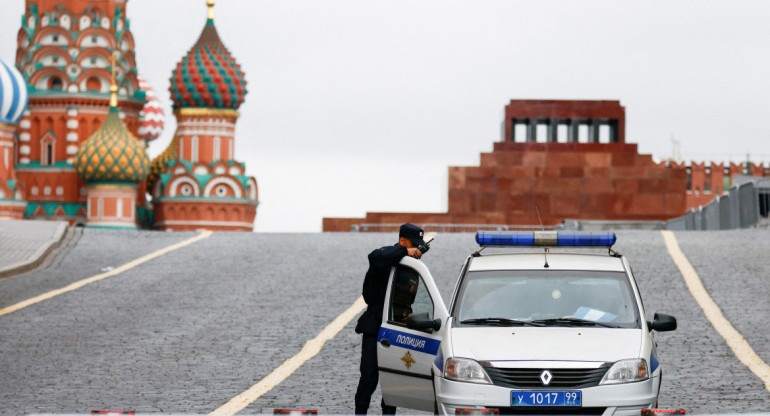 Un oficial de policía custodia la Plaza Roja cerrada en Moscú. Foto: Reuters.