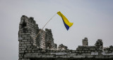 La bandera ucraniana, en la cima de una casa destruida en  Neskuchne. Foto: Reuters.