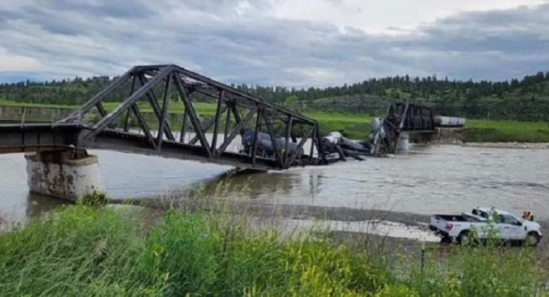 Se derrumbó un puente en Estados Unidos y un tren de carga cayó al agua  Foto: NA.
