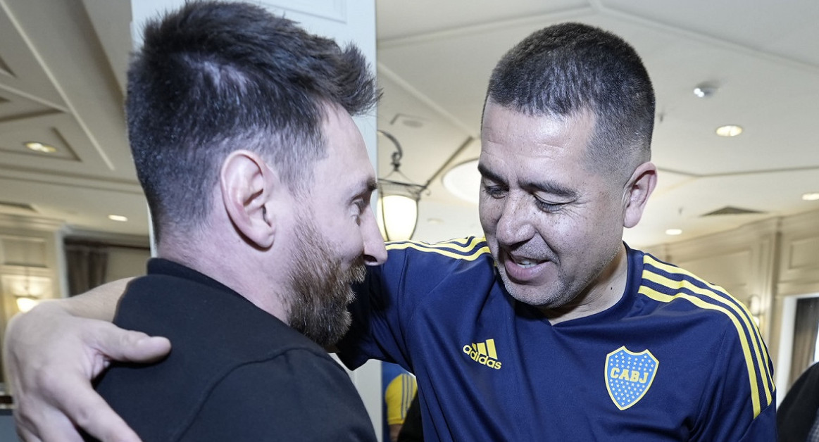 Lionel Messi llegó para la Despedida de Juan Román Riquelme. Foto: Twitter @BocaJrsOficial.