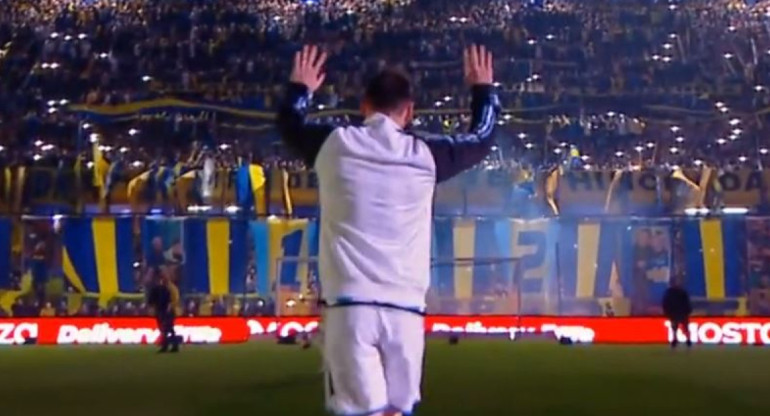 Lionel Messi fue ovacionado por la hinchada de Boca en la Despedida de Riquelme. Foto: captura de pantalla.