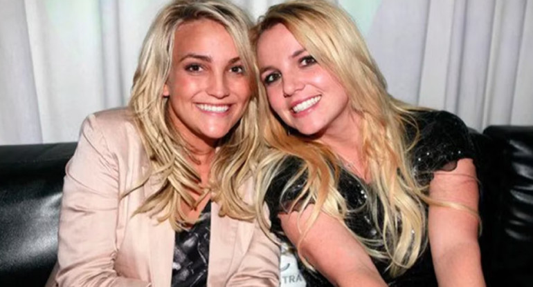 Britney Spears junto a hermana Jamie Lynn Spears. Foto: Twitter/EstaALaVista.