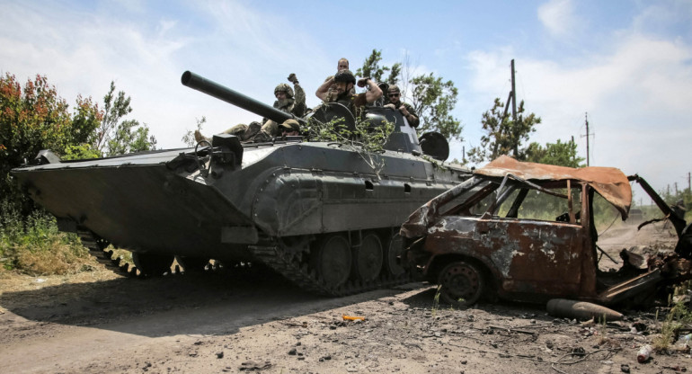 Guerra entre Rusia y Ucrania. Avance de tanque de guerra. Foto: NA.