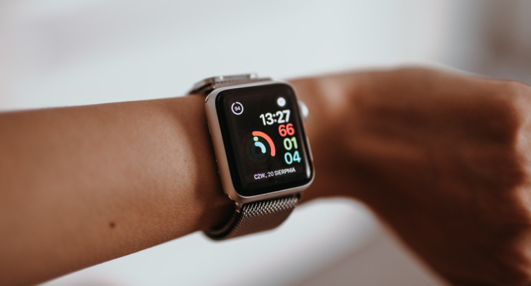 Un reloj Apple Watch salvó a una mujer de una embolia pulmonar. Foto: Unsplash.