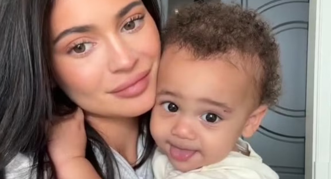 Kylie Jenner junto a su hijo. Foto: Instagram/kyliejenner