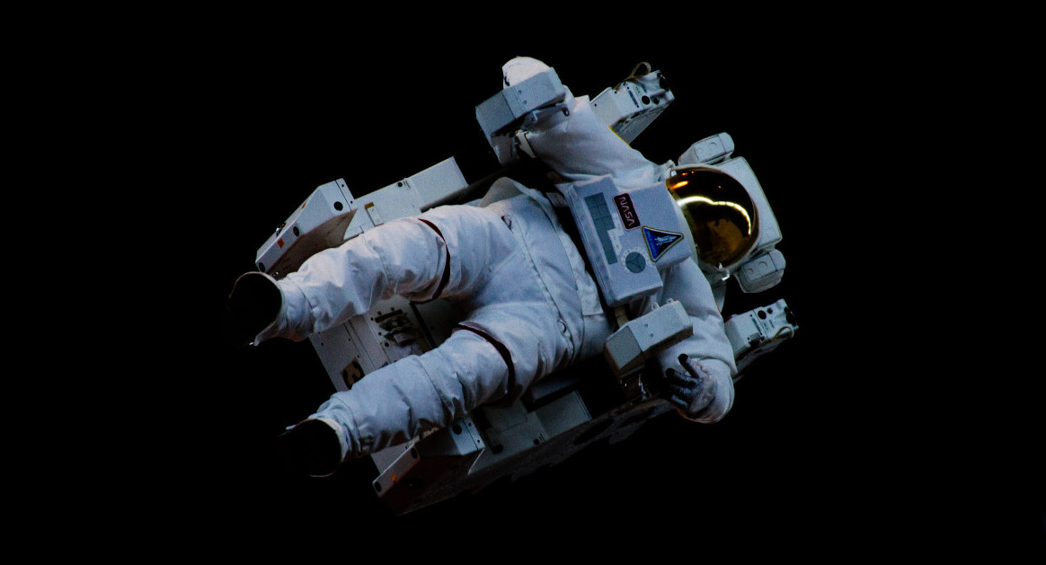 Astronauta gravitando en el espacio. Foto: Unspash