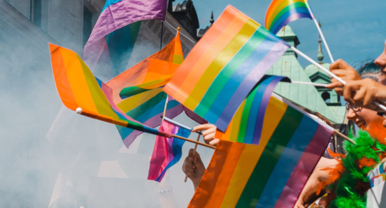 La bandera acompaña todas las marchas del movimiento LGBTQI+. Foto: Unsplash.