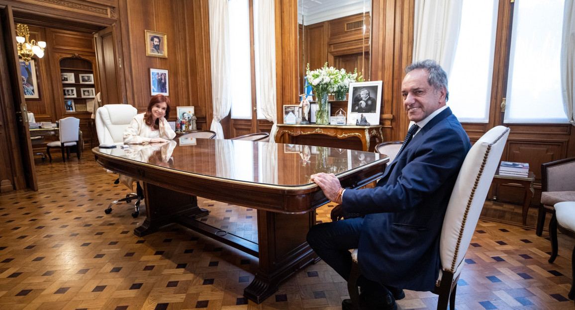 La vicepresidenta Cristina Kirchner durante la reunión que mantuvo con el embajador Daniel Scioli. Foto NA
