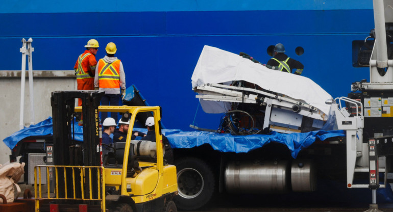 Llegada a Canadá de los restos del submarino Titan. Foto: REUTERS.