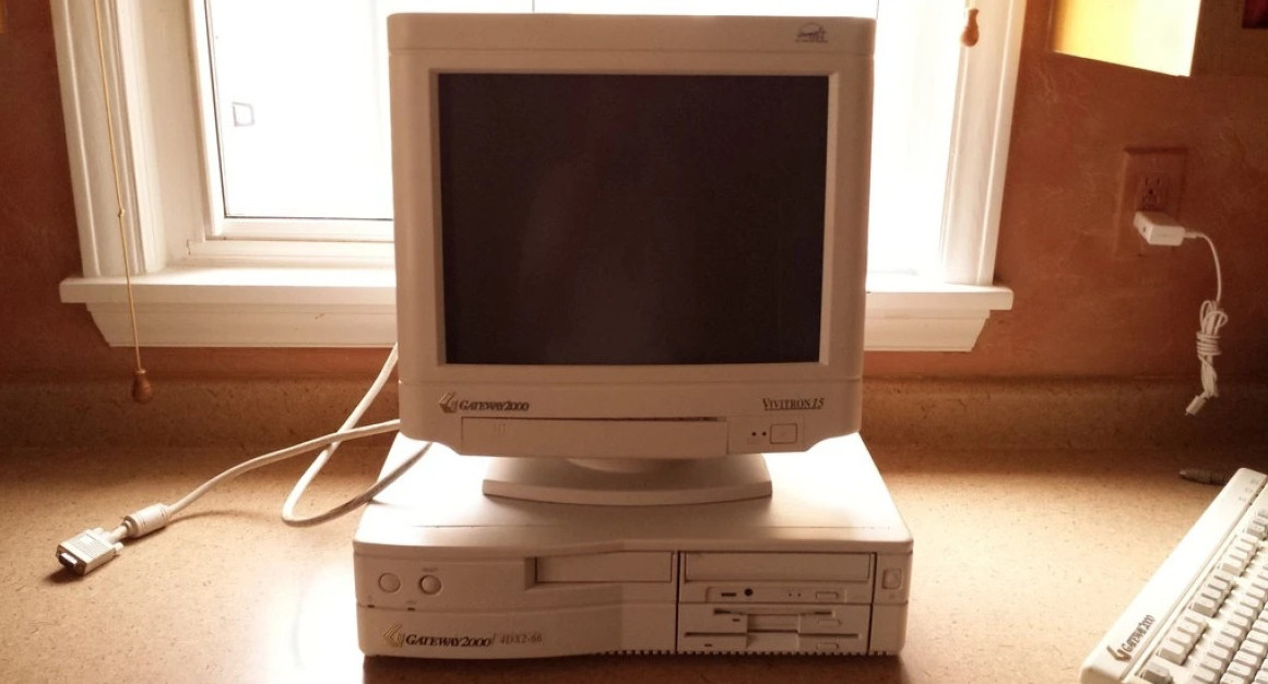 Un hacker instaló ChatGPT en una computadora de 1993. Foto: Archivo.