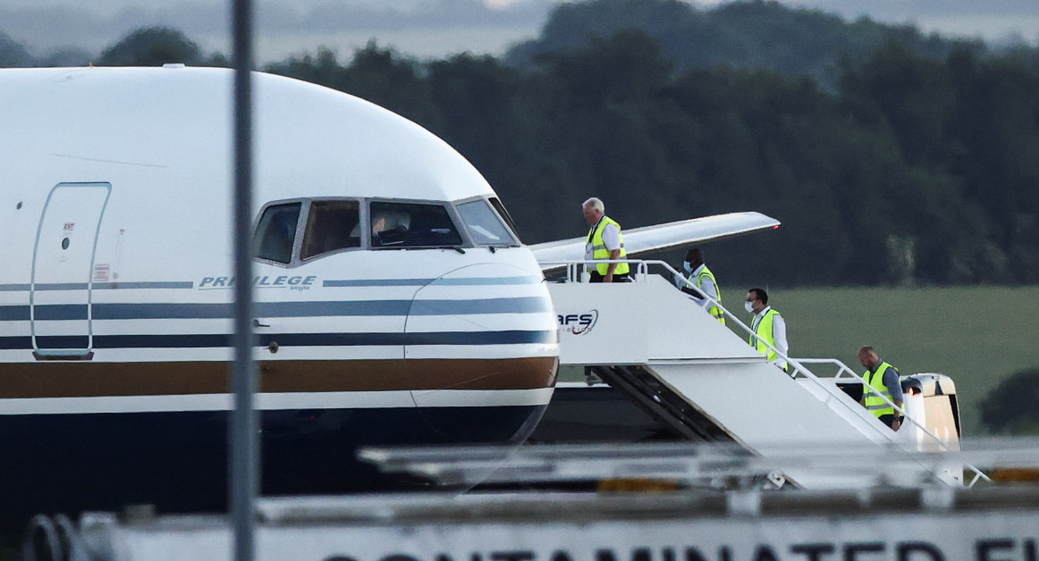 Miembros del personal suben al avión que debía ser el primero en transportar migrantes a Ruanda, en la base MOD Boscombe Down en Wiltshire, Reino Unido. Foto: Reuters.