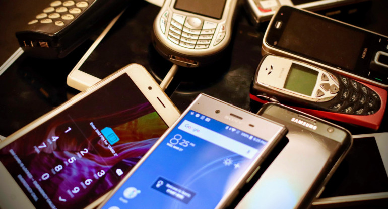 Los celulares sufren ralentización con el paso del tiempo. Foto: Unsplash.