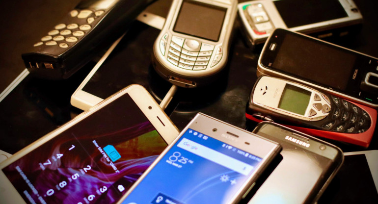 Los celulares sufren ralentización con el paso del tiempo. Foto: Unsplash.