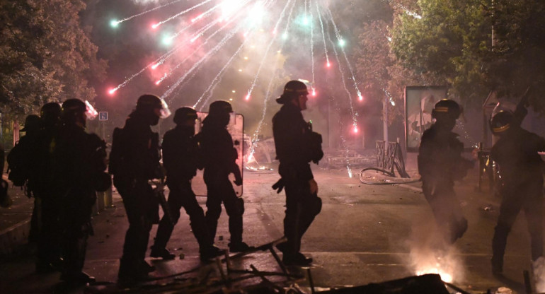 Nueva noche de disturbios en Francia. Foto: EFE.