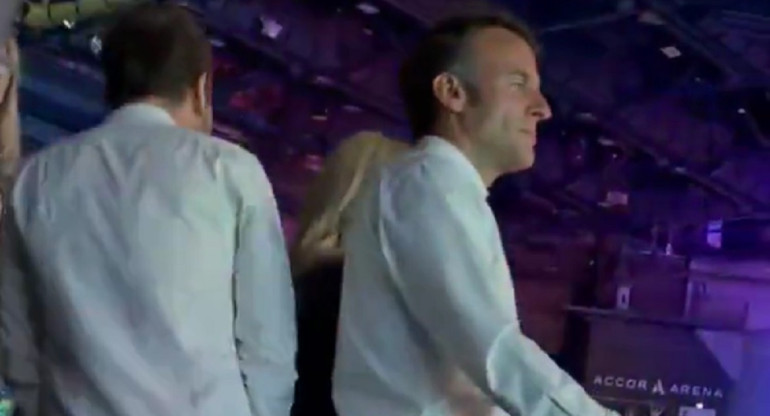 Emmanuel Macron fue visto bailando en medio del caos en Francia. Foto: captura de pantalla.
