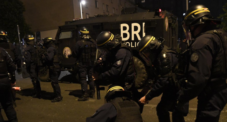 La policía antidisturbios se enfrenta a los manifestantes en Nanterre, cerca de París, Francia. Foto: EFE.