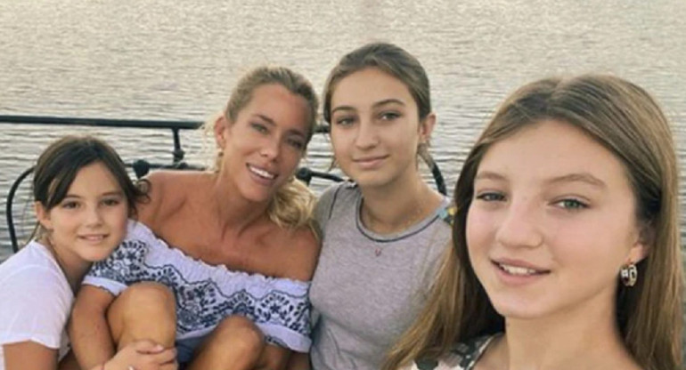 Nicole Neumann con sus tres hijas. Foto: Instagram.