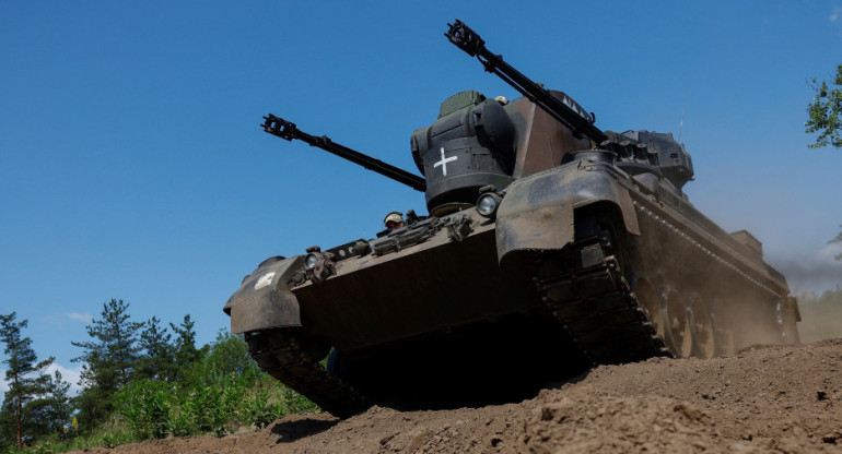Guerra entre Rusia y Ucrania. Avance de un tanque. Foto: Reuters.