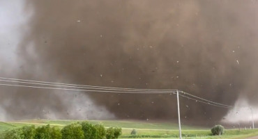 Grave tornado en Canadá. Foto: captura Twitter.