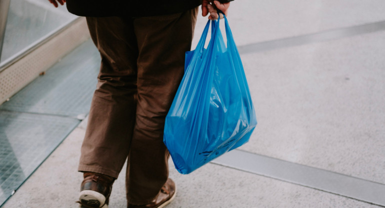 Rechazar el uso de bolsas plásticas es el primer paso hacia una vida más sustentable. Foto: Unsplash.