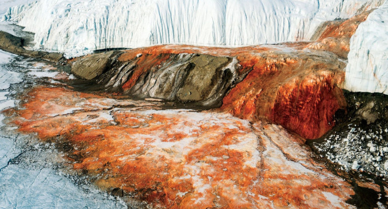 Cascadas de Sangre. Foto: National Geographic.