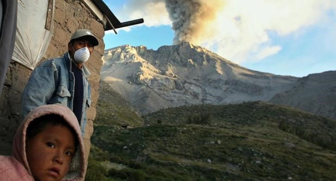 Un residente local con mascarilla en la zona del volcán Ubinas, en Perú. Foto: Reuters.