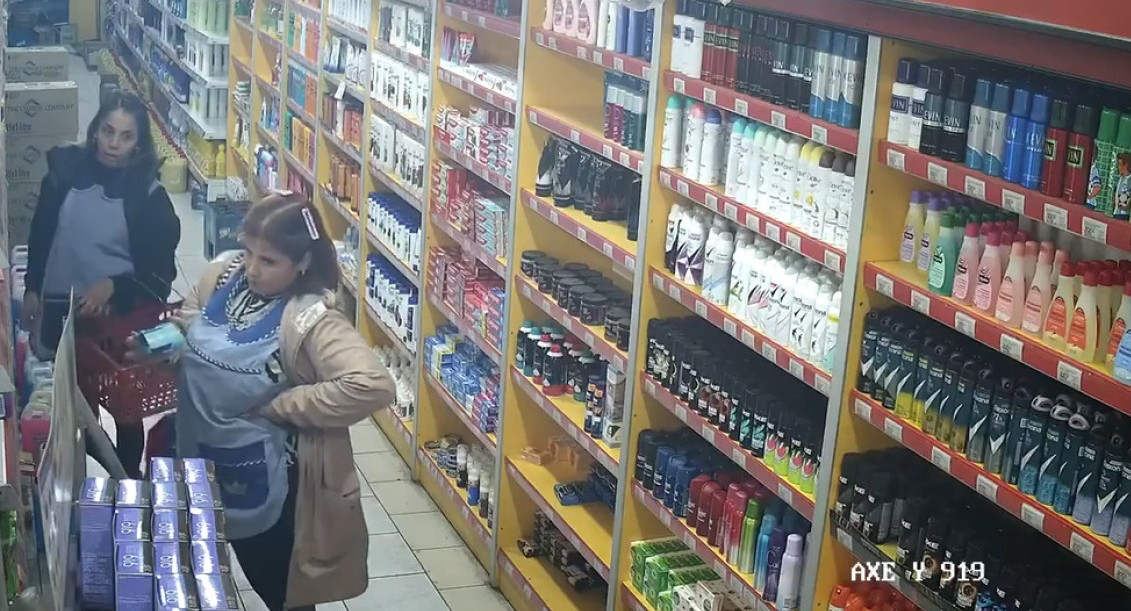 Maestras mecheras robaron un supermercado chino. Foto: captura cámara de seguridad.