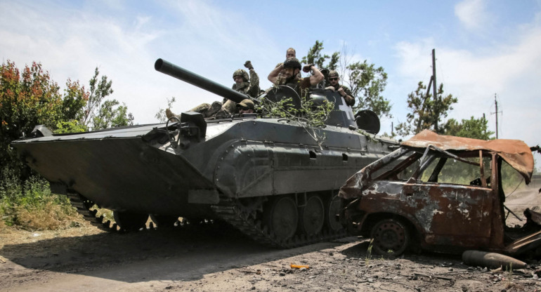 Guerra entre Rusia y Ucrania. Avance de tanque ucraniano. Foto: NA.