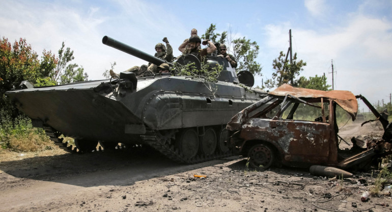 Guerra entre Rusia y Ucrania. Avance de tanque ucraniano. Foto: NA.