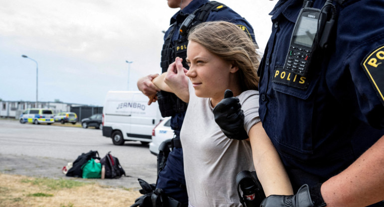 Greta Thunberg con la Policía en Suecia. Foto: REUTERS.