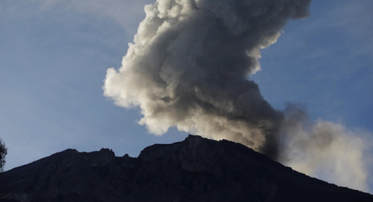 Volcán Ubinas en Perú. Foto: EFE.