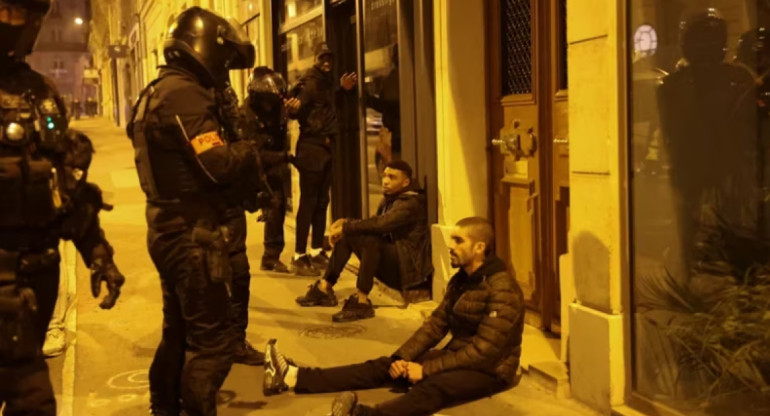 La policía antidisturbios se enfrentó a los manifestantes en Nanterre, cerca de París, Francia. Foto: Reuters.