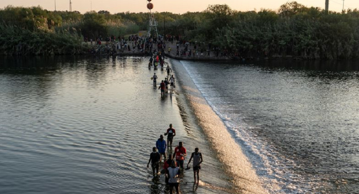 Migrantes intentando cruzar el río Bravo. Foto: Reuters
