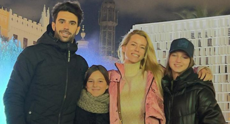 Manu Urcera junto a Nicole Neumann y Allegra y Sienna Cubero. Foto: Instagram/manurucera