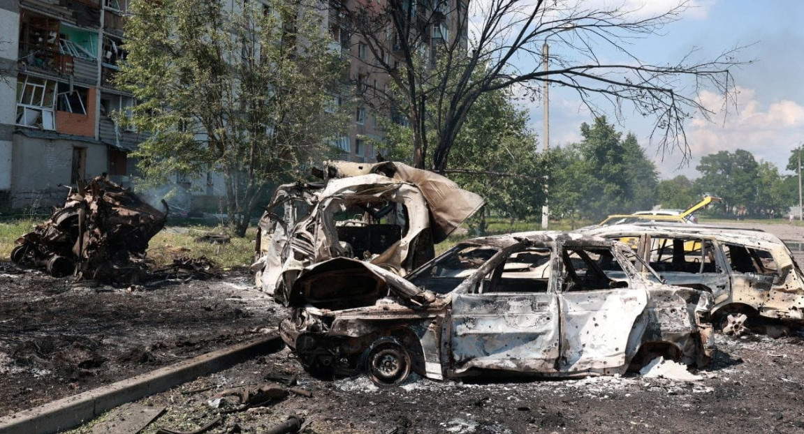 Edificios y autos destruidos. Guerra entre Rusia y Ucrania. Foto: NA.