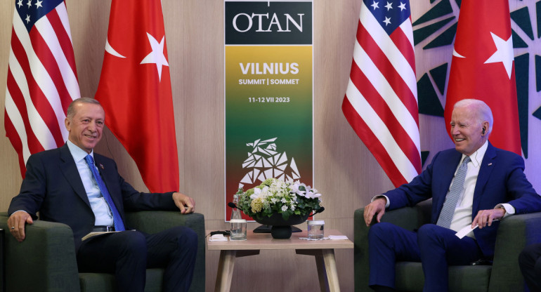 Joe Biden y Recep Tayyip Erdogan en la cumbre de la OTAN. Foto: REUTERS.