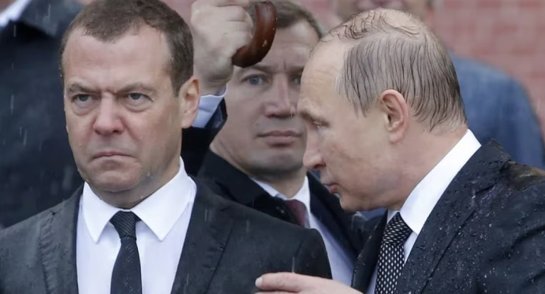 Dmitri Medvedev y Vladimir Putin. Foto: Reuters.