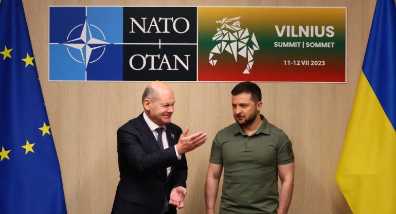 Volodimir Zelenski y Olaf Scholz en la Cumbre de la OTAN. Foto: Reuters.