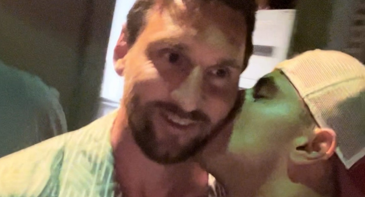 Hincha argentino le da un beso a Messi a la salida de un restaurante en Miami. Foto: Captura de video.