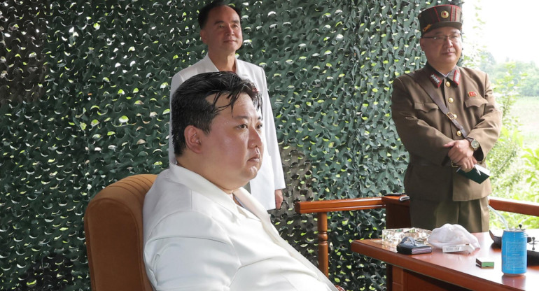 Kim Jong-un generó polémica tras ser fotografiado junto a un teléfono plegable. Foto: EFE.