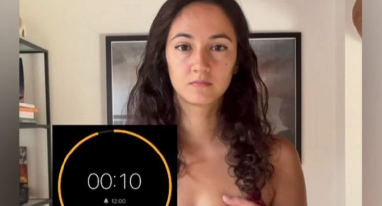 Personas que pasan 10 segundos tocandose el cuerpo para imitar el abuso en Italia. Foto: Captura de video.