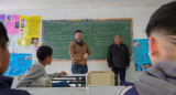 Gustavo Menéndez visitó la escuela número 6 en Barrio Rivadavia, Merlo. Foto: Twitter.