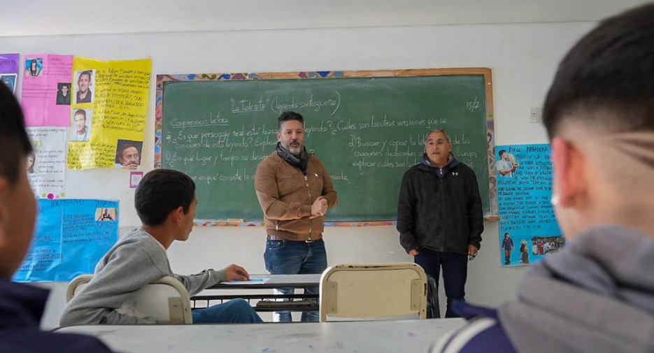 Gustavo Menéndez visitó la escuela número 6 en Barrio Rivadavia, Merlo. Foto: Twitter.