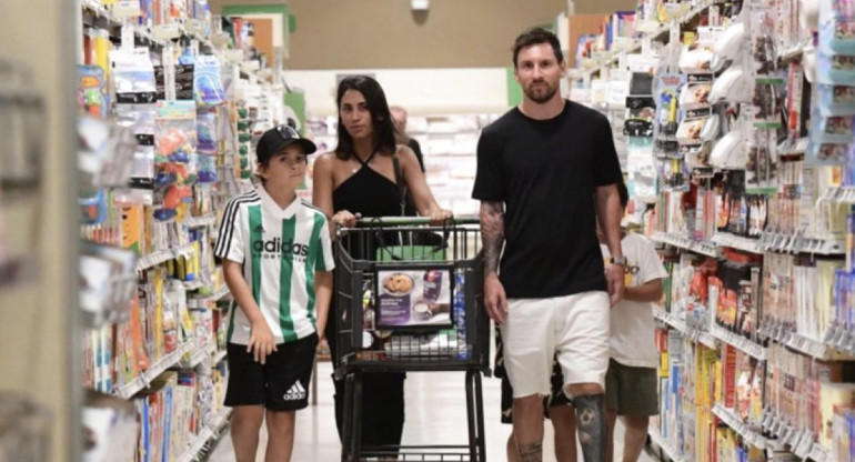 Lionel Messi y su familia en un supermercado de Miami.