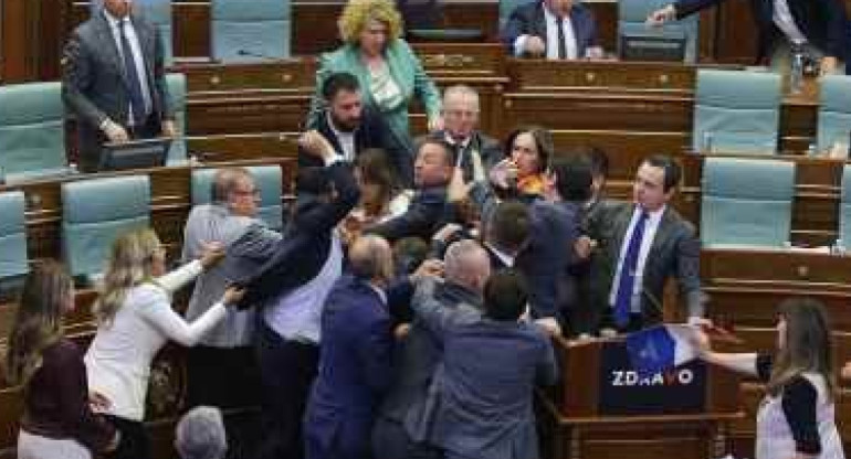 Pelea en el Parlamento de Kosovo entre ministros y legisladores. Foto: Captura de video.
