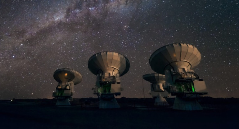 El telescopio ALMA captó imágenes de una antigua galaxia. Foto: Observatorio ALMA.