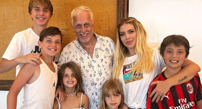 Andrés Nara junto a su hija Wanda y sus nietos. Foto: Instagram @andres_r_nara.