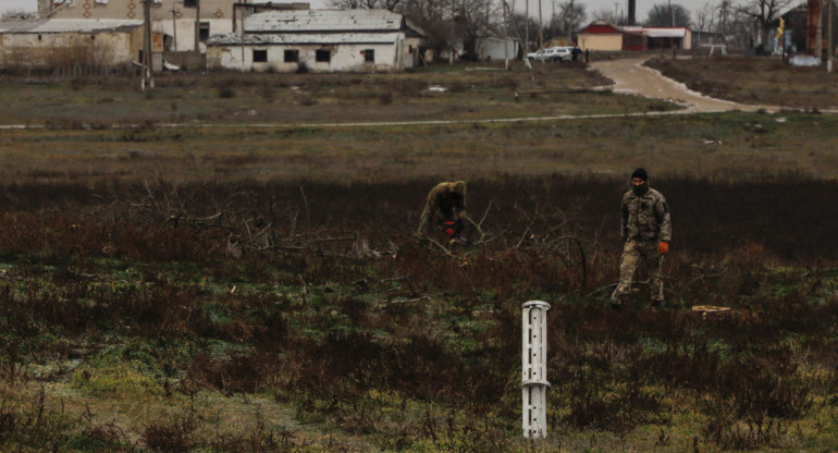Miembros del servicio ucraniano en el pueblo de Nova Zoria, Jersón. Foto: Reuters.