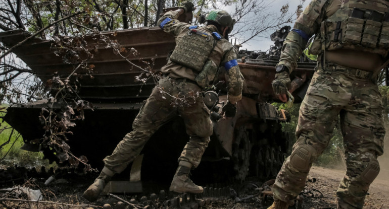 Miembros del servicio ucraniano en la región de Donetsk, Ucrania. Foto: Reuters.